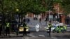 Petugas forensik polisi bekerja di lokasi yang ditutup dengan pita polisi, menyusul insiden besar di pusat Kota Nottingham, Nottingham, Inggris, 13 Juni 2023. (Foto: REUTERS/Carl Recine)
