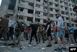 Tim penyelamat dan relawan bekerja menyelamatkan orang-orang dari bawah reruntuhan setelah serangan rudal menghantam sebuah restoran di Kramatorsk, Ukraina, 27 Juni 2023. (Foto: AFP)