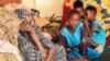 Une femme et des enfants déplacés par le conflit sont assis dans une mosquée à Wadi Halfa, dans le Nord du Soudan, le 12 septembre 2023. 
