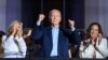 Joe Biden accompagné de Jill Biden et de la vice-présidente Kamala Harris, célèbrent l'indépendance des États-Unis, le 4 juillet 2024.