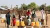 Des réfugiés puisent de l'eau dans un puits au camp de Gorom, près de Juba, au Soudan du Sud, le 26 janvier 2024. (REUTERS / Samir Bol)