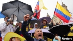 Sejumlah demonstran turun ke jalan di Bogota, Kolombia, untuk memprotes kebijakan ekonomi Presiden Kolombia Gustavo Petro, pada 21 April 2024. (Foto: Reuters/Luisa Gonzalez)