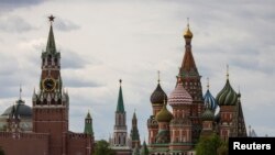 Une vue de la tour Spasskaya au Kremlin et de la cathédrale Saint-Basile à Moscou, le 16 mai 2024. (REUTERS / Maxim Shemetov)