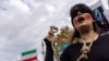 Anggota komunitas Iran yang tinggal di Turki melancarkan aksi unjuk rasa menentang pelaksanaan hukuman mati di Iran. Aksi tersebut dihelat di Istanbul, Turki, pada 19 November 2022. (Foto: Reuters/Umit Bektas)