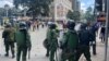 Jeudi, quelques personnes ont jeté des pierres sur des policiers, qui ont répliqué par des tirs de gaz lacrymogène et de balles en caoutchouc.