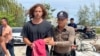 FILE - Seorang polisi Thailand mengawal Daniel Sancho Bronchalo dari Spanyol karena dicurigai membunuh dan memutilasi seorang ahli bedah Kolombia dari pulau Koh Phagnan ke pengadilan Pulau Koh Samui, Thailand selatan, Senin, 7 Agustus 2023. (AP/Somkeat Ruksaman)