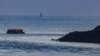 FILE - Lusinan migran meninggalkan pelabuhan Grand-Fort-Philippe untuk menyeberangi Selat menuju Inggris dengan perahu kecil, di Grand-Fort-Philippe dekat Calais, Prancis, 16 Agustus 2023. (REUTERS/Pascal Rossignol)