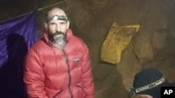 Potongan gambar dari sebuah video menunjukkan penjelajah gua asal AS Mark Dickey, 40, berbicara di depan kamera ketika berada di dalam gua Morca, di dekat wilayah Anamur, Turki selatan, pada 7 September 2023. (Foto: Turkish Government Directorate of Communications via AP)