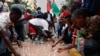 Des jeunes kenyans allument des bougies à la mémoire des manifestants tués, à Nairobi, le 30 juin 2024.