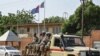 Anggota kepolisian Niger berpatroli di jalanan ibu kota negara, Niamey, pada 28 Agustus 2023. (Foto: AFP)