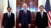 Presiden Joe Biden, di tengah, Presiden Filipina Ferdinand Marcos Jr., kiri, dan Perdana Menteri Jepang Fumio Kishida berpose sebelum pertemuan trilateral di Ruang Timur Gedung Putih di Washington, Kamis, 11 April 2024. (Foto: AP)