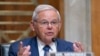 រូបឯកសារ៖ លោក Bob Menendez ដែលព្រឹទ្ធសមាជិកខាង​គណបក្ស​ប្រជាធិបតេយ្យ​មកពីរដ្ឋ New Jersey និងប្រធានគណៈកម្មាធិការទំនាក់ទំនងបរទេសព្រឹទ្ធសភា ថ្លែងក្នុងអំឡុងសវនាការរបស់គណៈកម្មាធិការនៅរដ្ឋសភា ថ្ងៃទី២២ ខែមីនា ឆ្នាំ២០២៣។ លោក Menendez និងភរិយាត្រូវបានចោទប្រកាន់ពីបទស៊ីសំណូក។