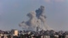 Une épaisse fumée s'élève sur Gaza.