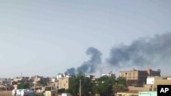 Asap mengepul di atas Khartoum, Sudan, Jumat, 23 Juni 2023. (AP)