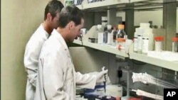Tại viện điều trị điều trị về thương tổn ở California, ông Joseph Anderson nghiên cứu về phương pháp trị liệu với tế bào gốc