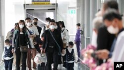 资料照：中国开放边境后，中国乘客抵达泰国曼谷的素万那普国际机场。（2023年1月9日，美联社）