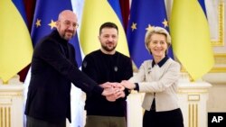 Presidenti ukrainas Zelensky shtrëngon duart me Presidenten e Komisionit Evropian Von der Leyen dhe Presidentin e Këshillit Evropian Michel 