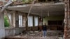 Учениця стоїть на руїнах свого класного приміщення в Михайло-Коцюбинському ліцеї на Чернігівщині, по якому російські сили завдали ракетного удару в березні 2022 р. (AP Photo/Emilio Morenatti)