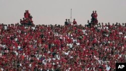 Mashabiki wa Wydad AC wakiiunga mkono timu yao wakati wa mechi ya fainali ya soka ya Ligi ya Mabingwa Afrika kati ya Wydad Athletic Club ya Morocco na Al Ahly SC ya Misri.May 30, 2022. AP