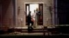 Policías trabajan en una casa en Monsey, Nueva York, en la madrugada del domingo, 29 de diciembre del 2019, luego de un ataque que dejó cinco acuchillados en una celebración de la festividad judía de Hanukkah. (Seth Harrison/The Journal News via AP).
