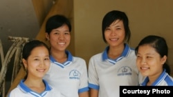Các em nữ sinh nhận được học bổng của Quỹ châu Á ở tỉnh An Giang. (Ảnh: Asia Foundation)