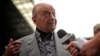 ARCHIVO - Mohammed Al-Fayed habla con los medios en el estadio Craven Cottage del Fulham en Londres el 3 de agosto de 2010.