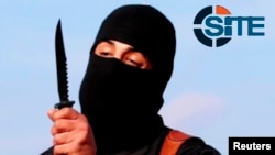 Người đàn ông trùm kín mặt được báo Washington Post nhận diện là Mohammed Emwazi trong một video đăng tải trên mạng năm 2014.