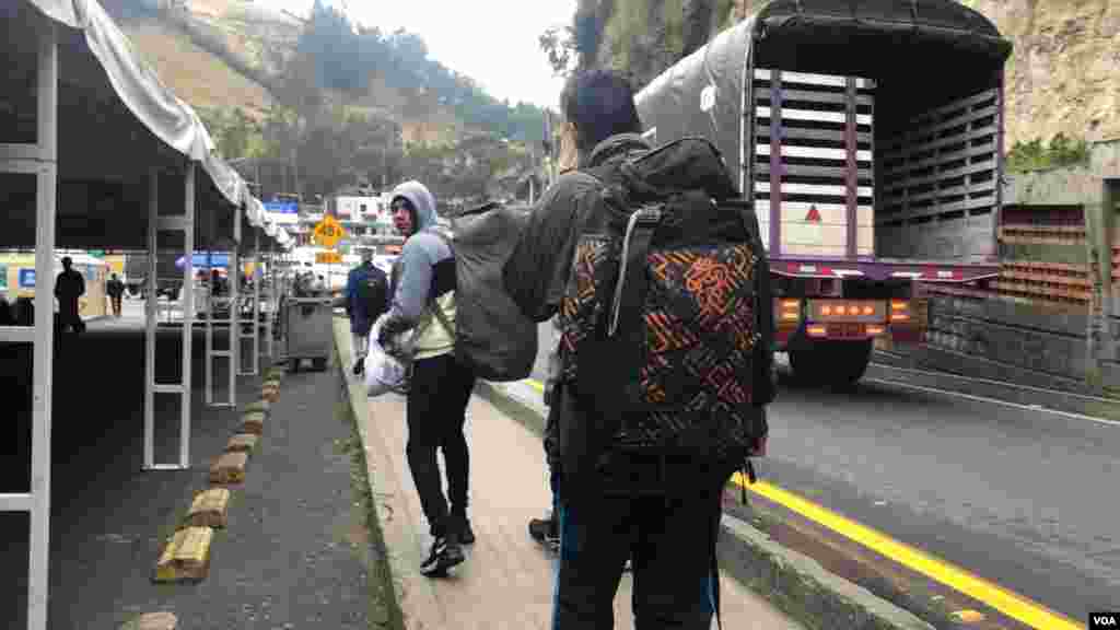Un nuevo grupo de caminantes venezolanos llega a la frontera con todas sus pertenencias empacadas en una mochila. Ipiales, Colombia, 11 de septiembre de 2019. Foto: Celia Mendoza - VOA.