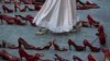 Chaussures représentant des femmes assassinées, dans le cadre d'une représentation lors de la grève des femmes à Mexico, le 9 mars 2020. (photo AP/Fernando Llano)