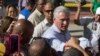 El presidente de Cuba, Miguel Díaz-Canel, saluda a los residentes cuando llega a Caimanera, Cuba, el jueves 14 de noviembre de 2019. 