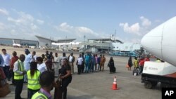 Les passagers sont fouillés avant un vol à l'aéroport international Nnamdi Azikiwe à Abuja, au Nigeria, le 15 octobre 2016. (Photo: AP/Sunday Alamba/archives)