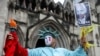 Seorang pendukung pendiri WikiLeaks Julian Assange melakukan protes di luar pengadilan tinggi, pada hari Assange mengajukan banding terhadap ekstradisinya ke Amerika Serikat, di London, Inggris, 21 Februari 2024. (REUTERS/Toby Melville)