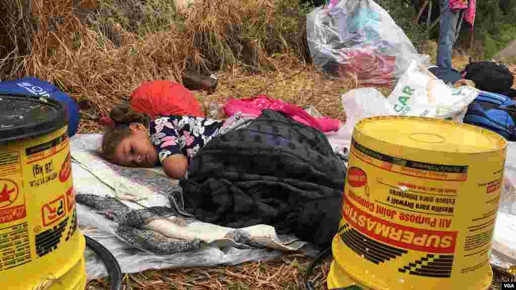 Norelys Medina, una migrante venezolana de cinco años, duerme cerca de la zona rural en la frontera de Colombia y Ecuador. Está enferma con fiebre y diarrea después de viajar con su madre y su hermana a pie durante más de 30 días para llegar a su destino. Ipiales, Colombia, 11 de septiembre de 2019. Foto: Celia Medoza - VOA.