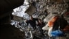 Warga Palestina memeriksa kerusakan rumah keluarga Tabatibi setelah pemboman Israel di Lingkungan Daraj Gaza pada 12 April 2024. (Foto: AFP)