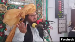 په واڼه کې د جامع جومات ملا امام تاج محمد د جمعې د لمانځه وینا کوي. ۱۶ مارچ ۲۰۱۸