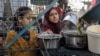 Sejumlah warga Palestina mengantre untuk mendapatkan makanan gratis di Jabalia, di utara Jalur Gaza, pada 22 Maret 2024. (Foto: Reuters/Mahmoud Issa)