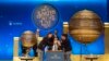 Estudiantes de la escuela San Ildefonso de Madrid cantan el número ganador del sorteo de la Lotería de Navidad española en el Teatro Real de Madrid, el domingo 22 de diciembre de 2019. AP/Paul White