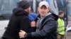 Prisioneros pro-Rusia se saludan durante un intercambio de prisioneros entre Ucrania y los rebeldes separatistas cerca del cruce de Maiorske, en el área de Donetsk, Ucrania, el domingo, 29 de diciembre del 2019. (Yevgen Honcharenko/Pool Foto via AP).
