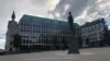 Se esperaba que las negociaciones tuvieran lugar en el Ministerio de Relaciones Exteriores de Noruega, pero al parecer cambiaron repentinamente de lugar. 