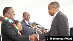President Mnangagwa (right) talks to Zimbabwe’s new Finance Minister Mthuli Ncube at the State House in Harare, Sept. 10, 2018. 