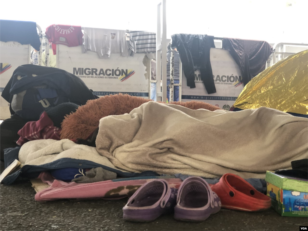 La carpa proporcionada por la Cruz Roja Colombiana se ha convertido en un refugio improvisado donde las pertenencias personales se encuentran dispersas en el piso y se cuelgan donde sea posible. Ipiales, Colombia, 11 de septiembre de 2019. Foto: Celia Mendoza - VOA.