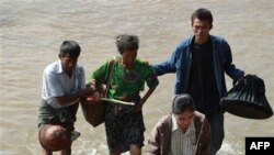 Dân Miến Ðiện băng qua sông Moei đến thị trấn Mae Sot ở Thái Lan để tránh các trận giao tranh giữa quân đội và các chiến binh sắc tộc Karen
