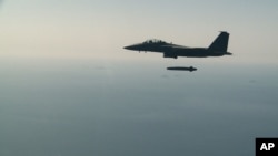 Ілюстративне фото. Південнокорейський винищувач F-15K випускає ракету Taurus під час військових навчань. South Korea Defense Ministry via AP
