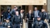 Harvey Weinsten, tercero desde la derecha, rodeado por funcionarios judiciales deja la corte de Nueva York luego de una audiencia previa a su juicio por delitos sexuales. Lunes 6 de enero de 2020. (AP/Mary Altaffer)