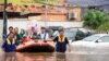 Graves inundaciones azotaron la capital de Indonesia cuando los residentes celebraban el Año Nuevo, matando al menos a nueve personas, desplazando a miles y forzando el cierre de un aeropuerto nacional. (Foto de Reuters)