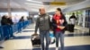 Mohammed Hafar, a la izquierda, ayuda a su hija Jana a llevar su equipaje mientras salen del aeropuerto JFK de Nueva York, el 3 de diciembre de 2019 (Foto: AP) 