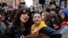 Rose McGowan (D) et Asia Argento lors d'une manifestation pour marquer la Journée internationale de la femme à Rome, le 8 mars 2018.
