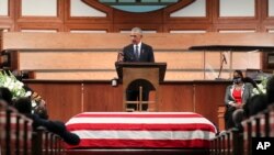 អតីត​ប្រធានាធិបតី​លោក​ Barack Obama ថ្លែង​​នៅ​​ពិធី​បុណ្យ​សព​​លោក John Lewis អ្នក​តំណាងរាស្ត្រ​ដែល​ជា​និមិត្តរូប​នៃ​សិទ្ធិ​ពលរដ្ឋ​របស់​សហរដ្ឋ​អាមេរិក នៅ​វិហារ​គ្រិស្តសាសនា Ebenezer Baptist Church ក្នុង​ក្រុង Atlanta កាល​ពី​ថ្ងៃ​ទី​២០ ខែ​កក្កដា ឆ្នាំ​២០២០។