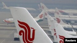 资料图：停靠在北京首都国际机场的中国国航客机。（路透社）