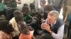 Kwamishinan kula da 'yan gudun hijira na MDD, Fillipo Grandi yana ganawa da 'yan gudun hijran Sudan ta Kudu a lokaicn da suka isa Uganda. Janaiaru. 30, 2018. (H. Athumani/VOA)